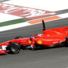 Fernando rueda con el Ferrari F10 y los Pirelli