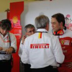 Los ingenieros de Pirelli hablan con los de Ferrari