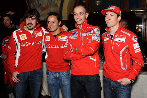 Alonso, Massa, Rossi y Hayden posan para la prensa