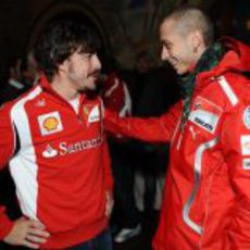 Fernando Alonso y Valentino Rossi hablan amistosamente