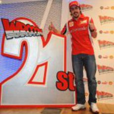 Alonso posa con el logo del 'Wrooom' XXI