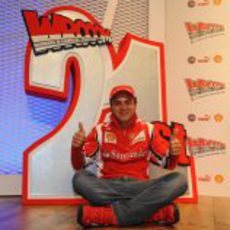 Felipe Massa posa con el logo del 'Wrooom' de 2011