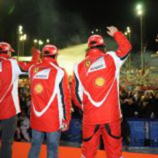 Los pilotos de Ferrari saludan a la afición