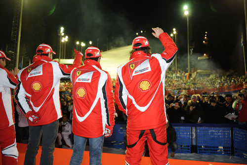 Los pilotos de Ferrari saludan a la afición