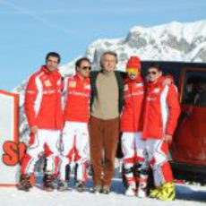 Montezemolo posa junto a sus pilotos