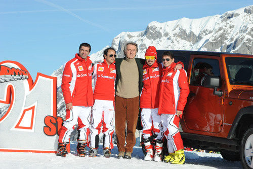 Montezemolo posa junto a sus pilotos