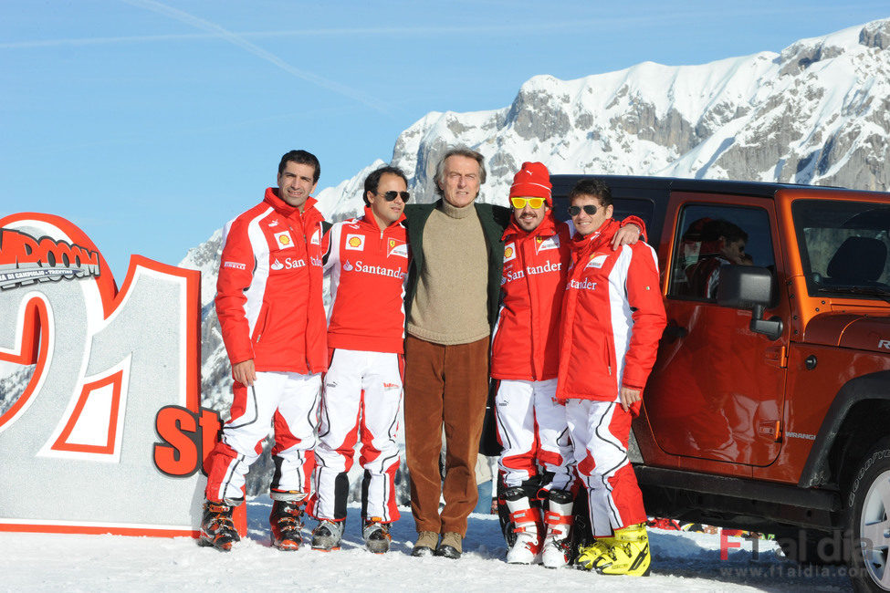 Montezemolo posa junto a sus pilotos