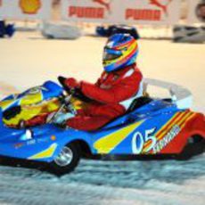 Fernando ganó la carrera de karts