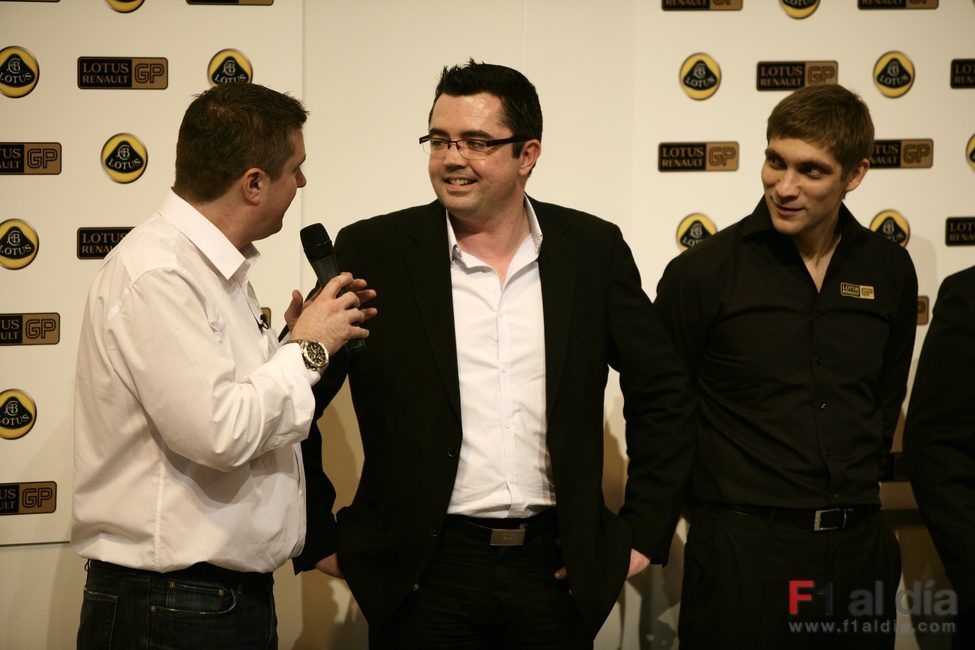 Boullier y Petrov, felices en el 'Autosport International'