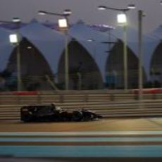 Los focos empiezan a encenderse en Yas Marina