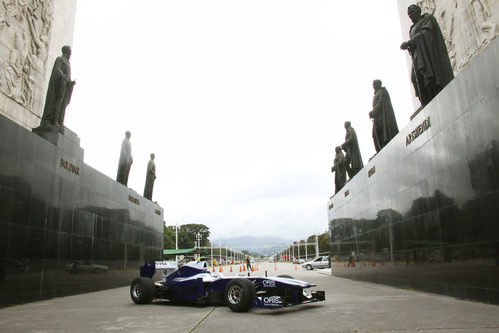 El Williams posa en la Avenida de los Próceres