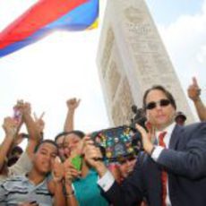 Adam Parr junto a la afición de Caracas