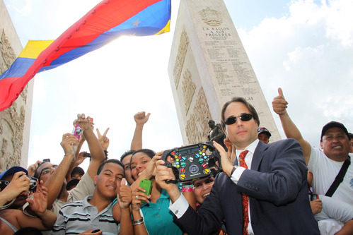 Adam Parr junto a la afición de Caracas