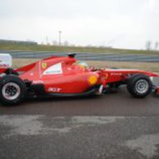 Fernando da unas cuantas vueltas a la pista con el F150