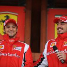 Risas entre los pilotos de Ferrari