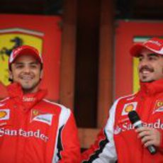 Risas entre los pilotos de Ferrari