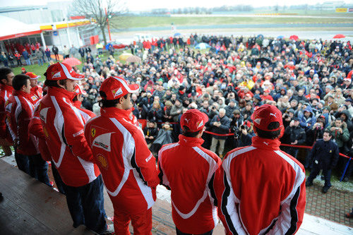 Los trabajadores de Maranello arropan a la Scuderia