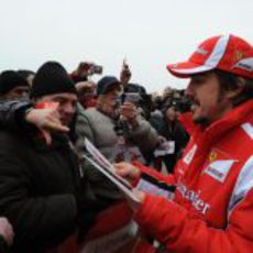 Alonso reparte fotos suyas firmadas