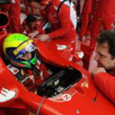 Felipe sentado en el F150