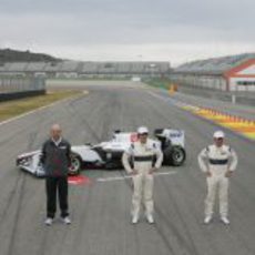 El equipo Sauber posa con su nuevo monoplaza