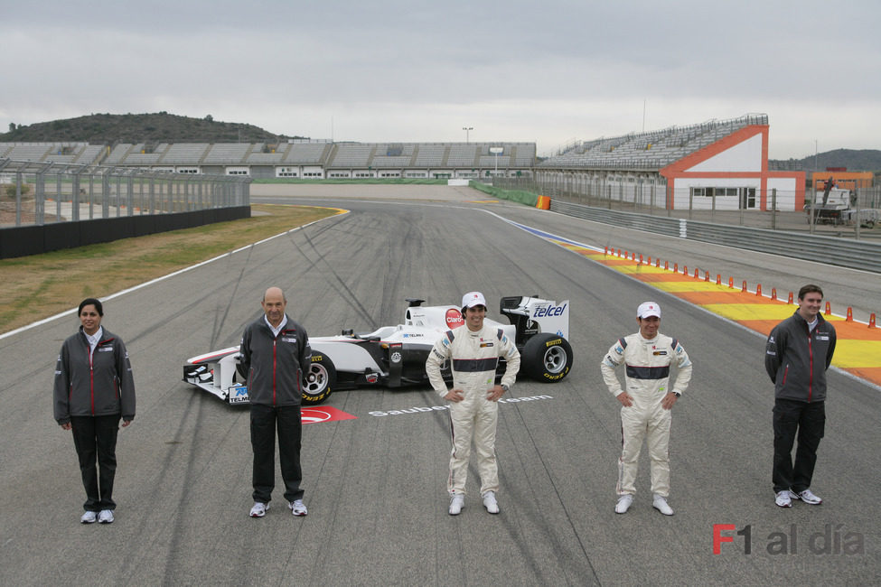 El equipo Sauber posa con su nuevo monoplaza
