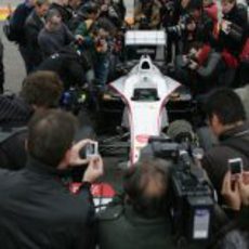 La prensa rodea al Sauber C30