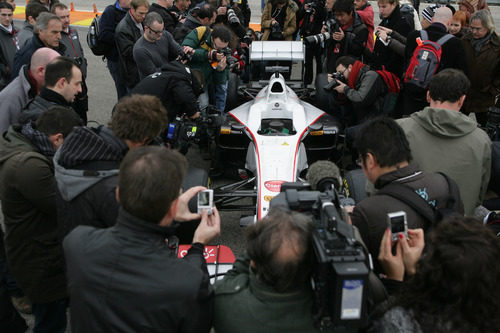 La prensa rodea al Sauber C30