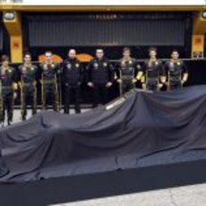 El nuevo Lotus Renault GP bajo la lona