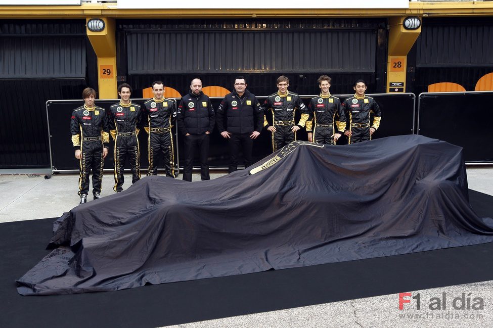 El nuevo Lotus Renault GP bajo la lona