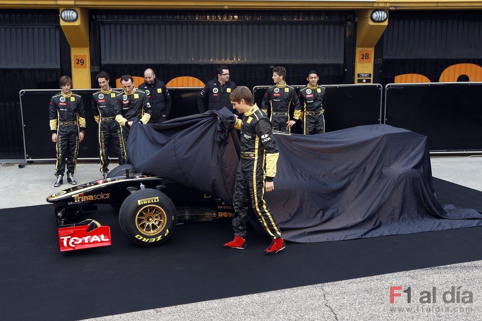 Kubica y Petros destapan el nuevo Lotus Renault GP R31