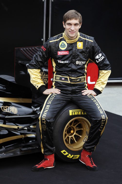 Vitaly Petrov sentado en un Pirelli