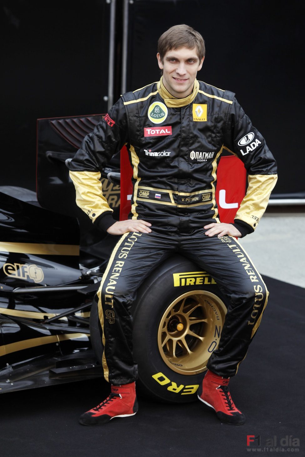 Vitaly Petrov sentado en un Pirelli