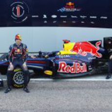 Vettel y Webber sentados en las gomas de su monoplaza