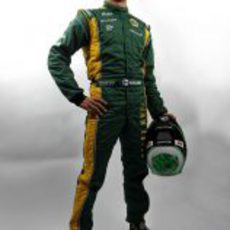 Kovalainen posa con su mono y su casco de 2011