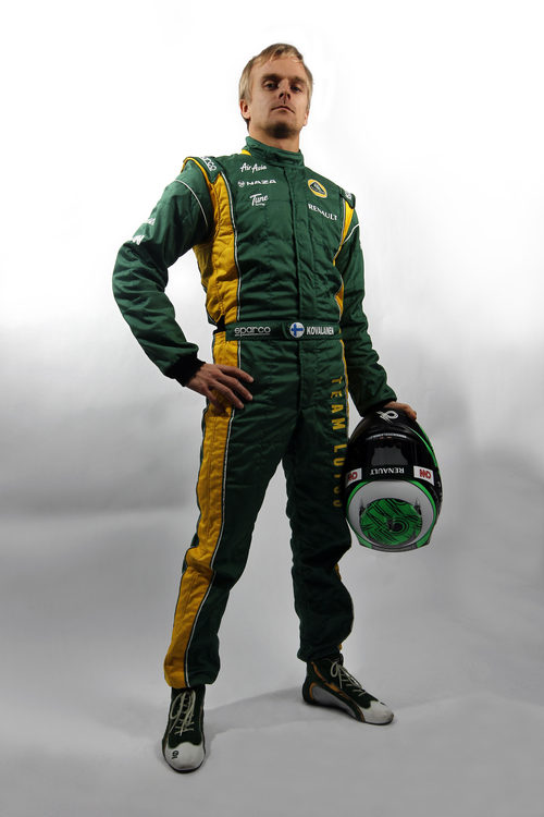 Kovalainen posa con su mono y su casco de 2011