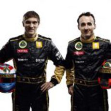 Vitaly Petrov y Robert Kubica con sus cascos de 2011