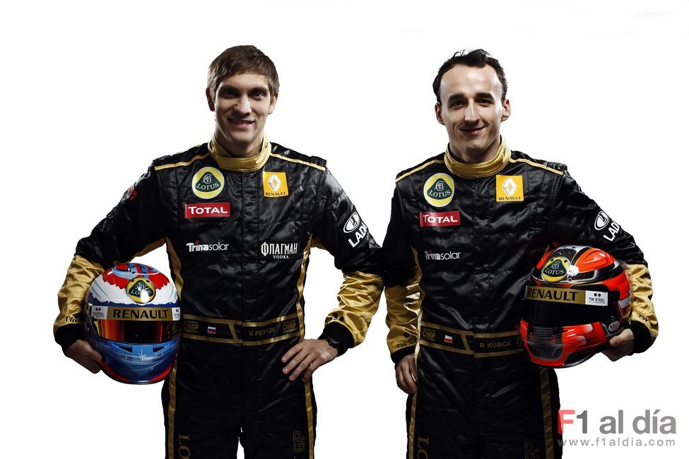 Vitaly Petrov y Robert Kubica con sus cascos de 2011