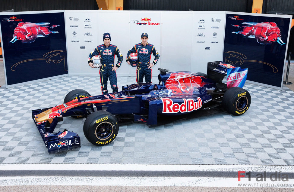 Jaime y Buemi posan con el STR6 de 2011