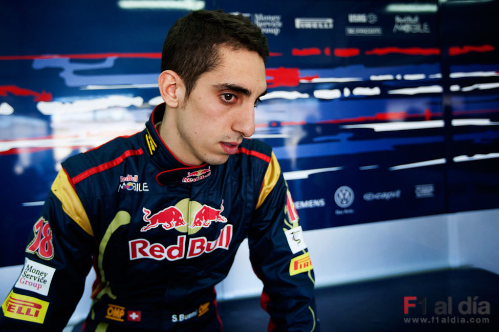 Buemi en el box de Toro Rosso