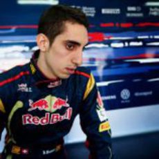 Buemi en el box de Toro Rosso