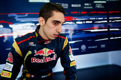 Buemi en el box de Toro Rosso