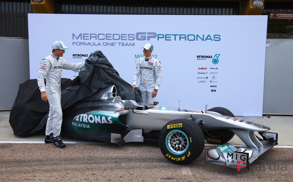 Rosberg y Schumacher desvelan el W02