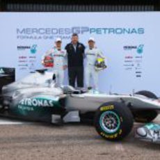 Ross Brawn posa con el W02 y sus dos pilotos