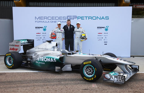 Ross Brawn posa con el W02 y sus dos pilotos