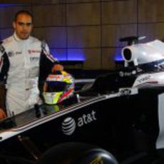 Pastor Maldonado junto a su nuevo FW33