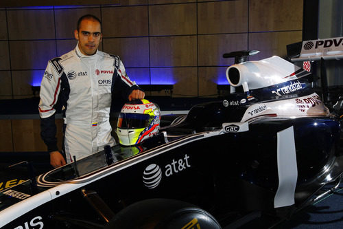 Pastor Maldonado junto a su nuevo FW33