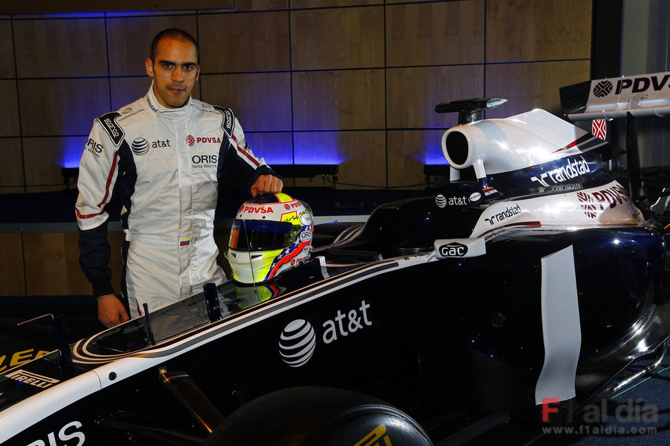 Pastor Maldonado junto a su nuevo FW33