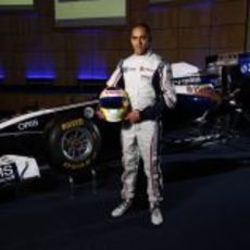 Maldonado muestra su casco junto al FW33