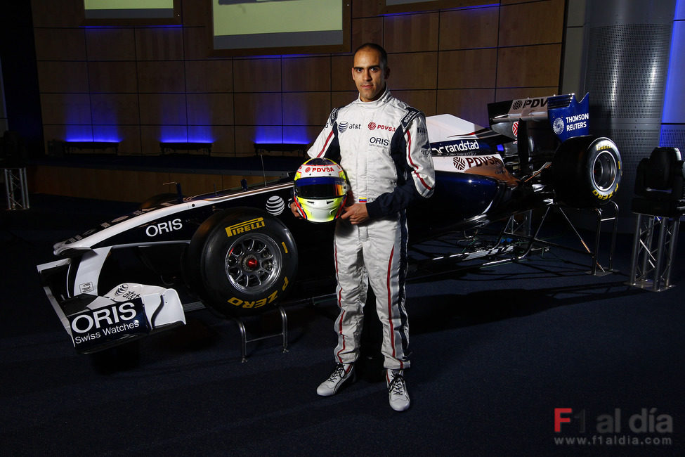 Maldonado muestra su casco junto al FW33