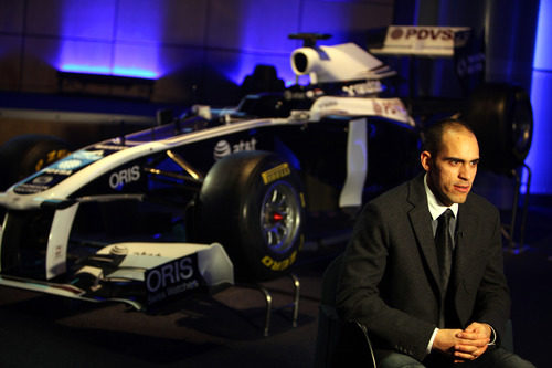 Pastor Maldonado de traje en la presentación